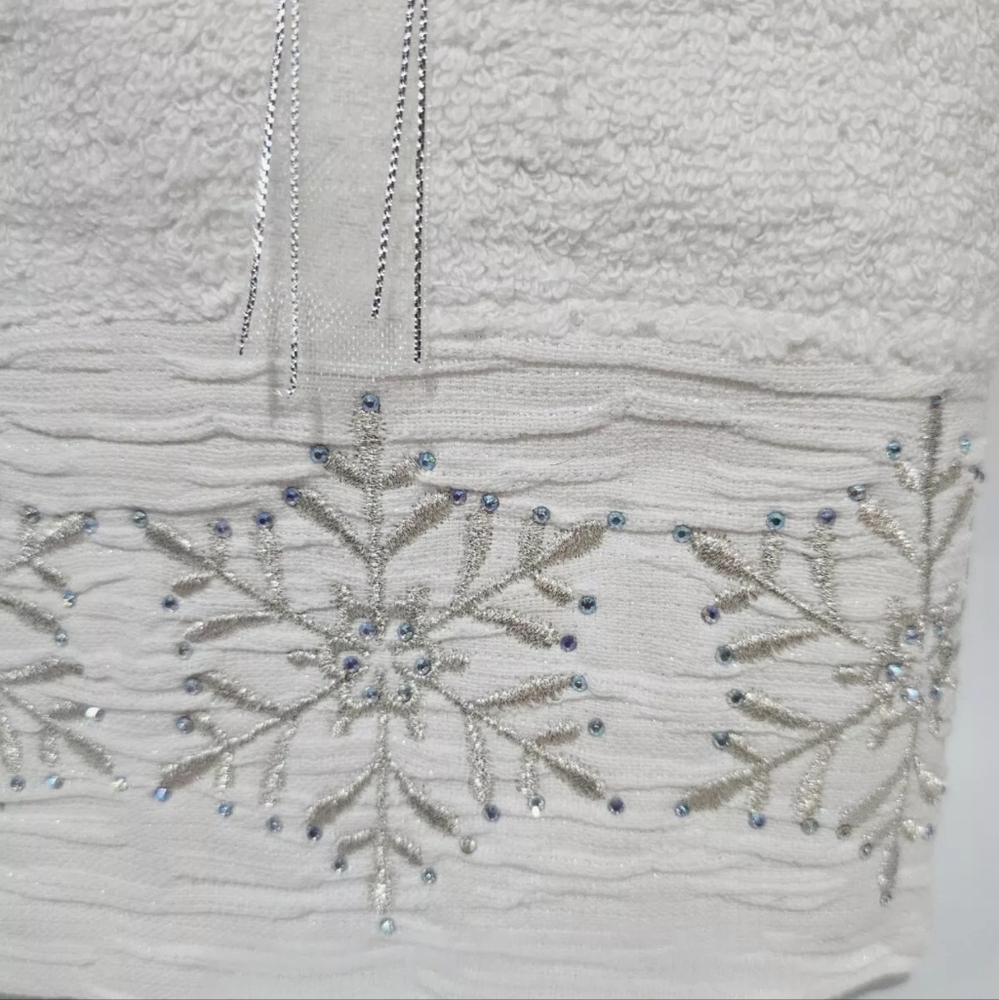 Set Of 2 Glitz + Glimmer EMBROIDERED BLUE RHINESTONE SNOWFLAKES HAND TOW… - Picture 4 of 8